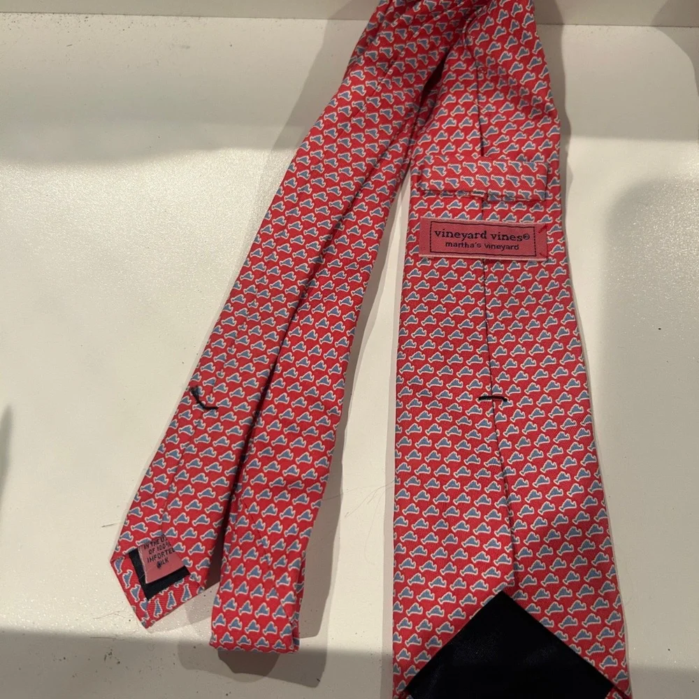 Vineyard Vines Red and Blue Patterned Tie- Martha’s vineyard